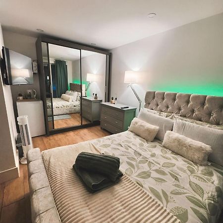 Tropical Room With Private Bathroom And Patio Лондон Екстер'єр фото