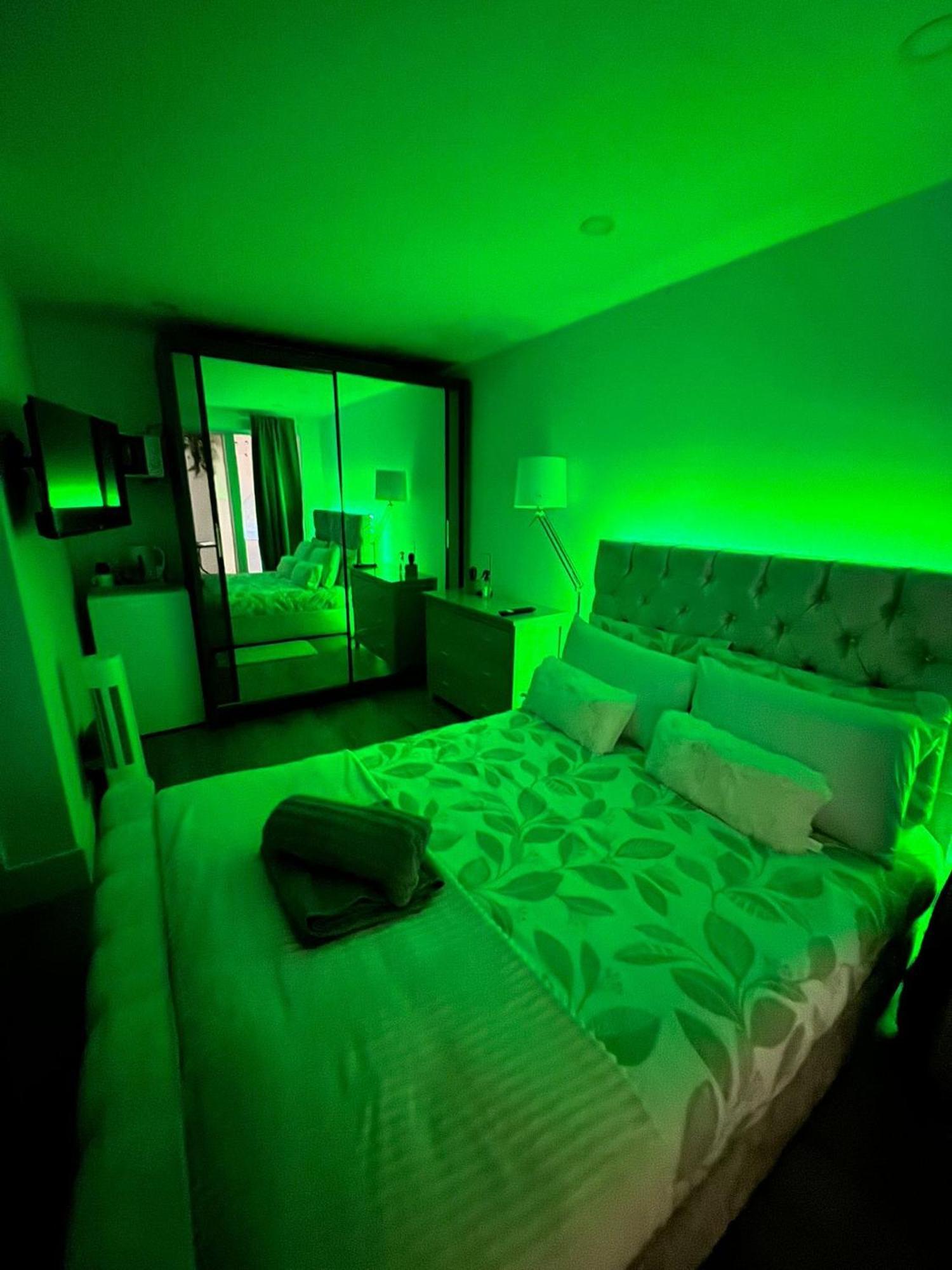 Tropical Room With Private Bathroom And Patio Лондон Екстер'єр фото