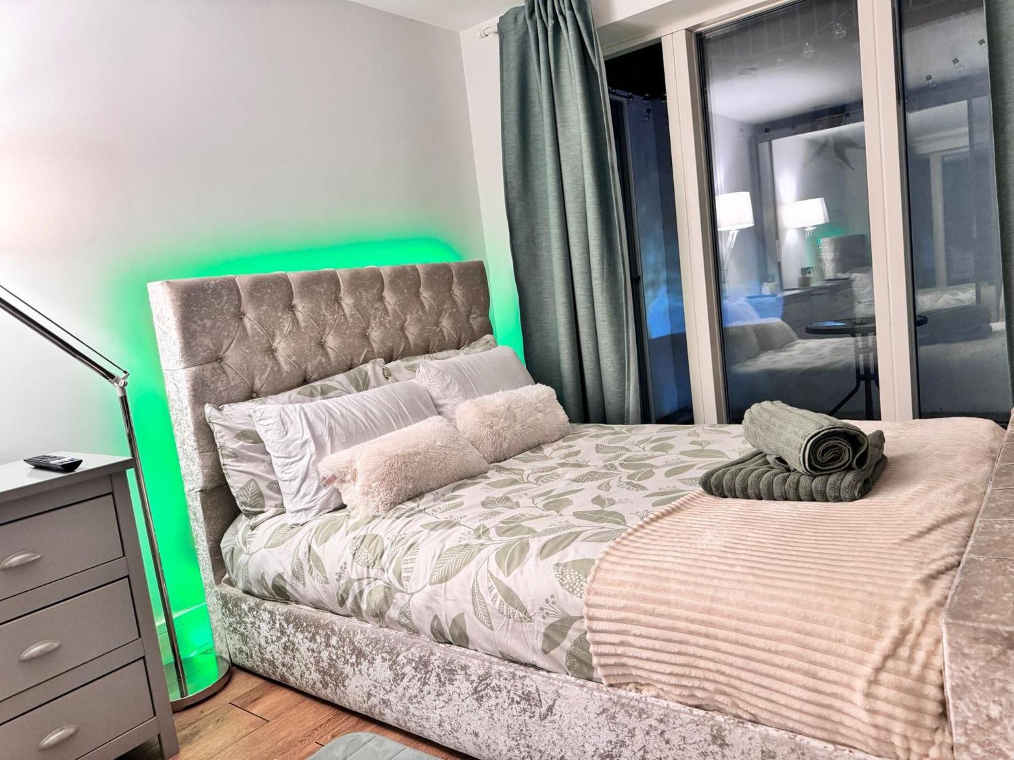 Tropical Room With Private Bathroom And Patio Лондон Екстер'єр фото