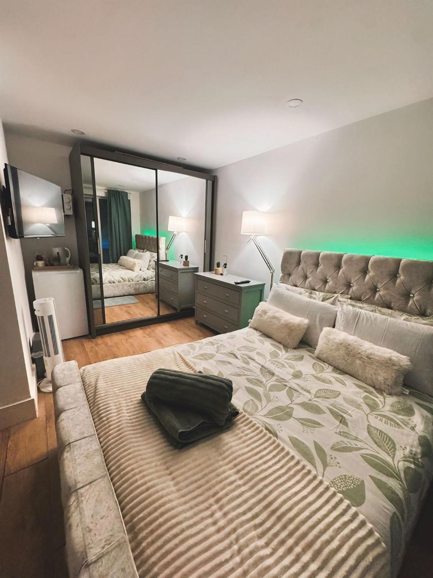 Tropical Room With Private Bathroom And Patio Лондон Екстер'єр фото
